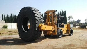 13.5 ton Komatsu Tyrehandler
